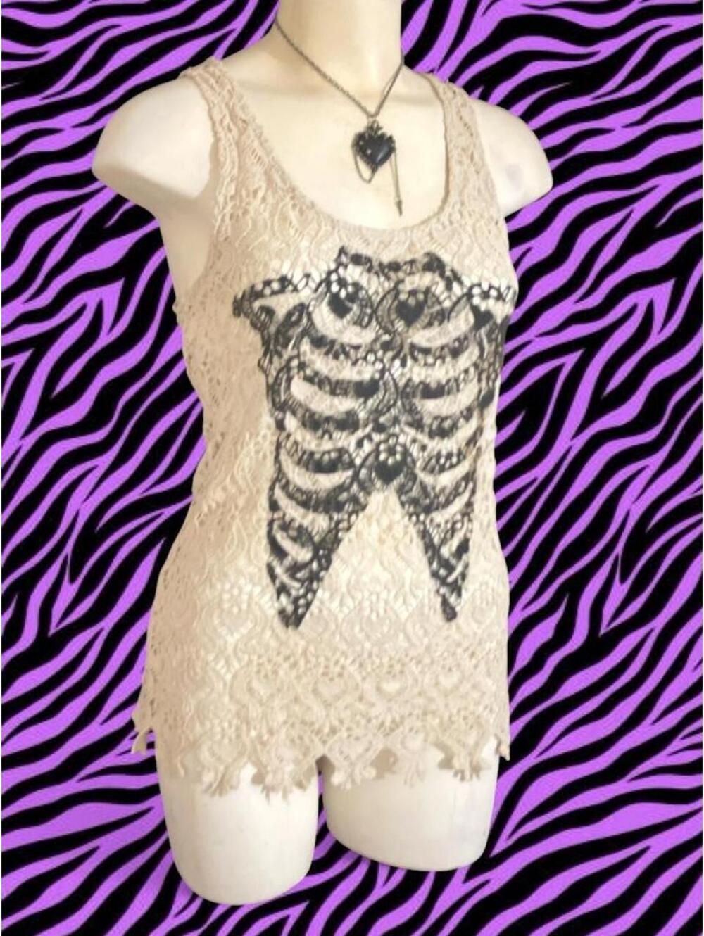 Hot Topic Cream crochet rib cage top! Very flattering! No flaws!!